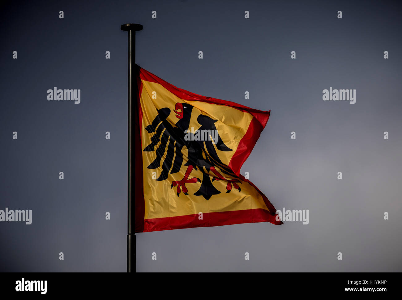 Berlin, Germany. 20th Nov, 2017. The banner of the President Frank-Walter Steinmeier of Germany blows on the roof at the Bellevue castle in Berlin, Germany, 20 November 2017. Previously, the Free Democrats (FDP) cancelled the exploratory talks pursuing negotiations to form a cabinet. Credit: Michael Kappeler/dpa/Alamy Live News Stock Photo