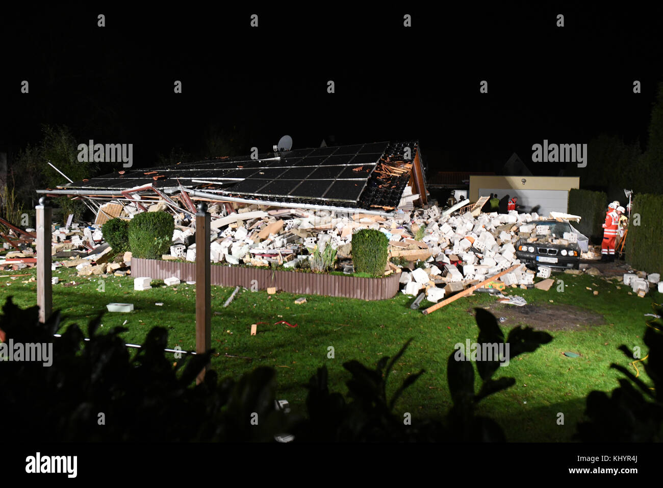 Berlin, Germany. 20th Nov, 2017. Rescue teams investigate the ruins of ...