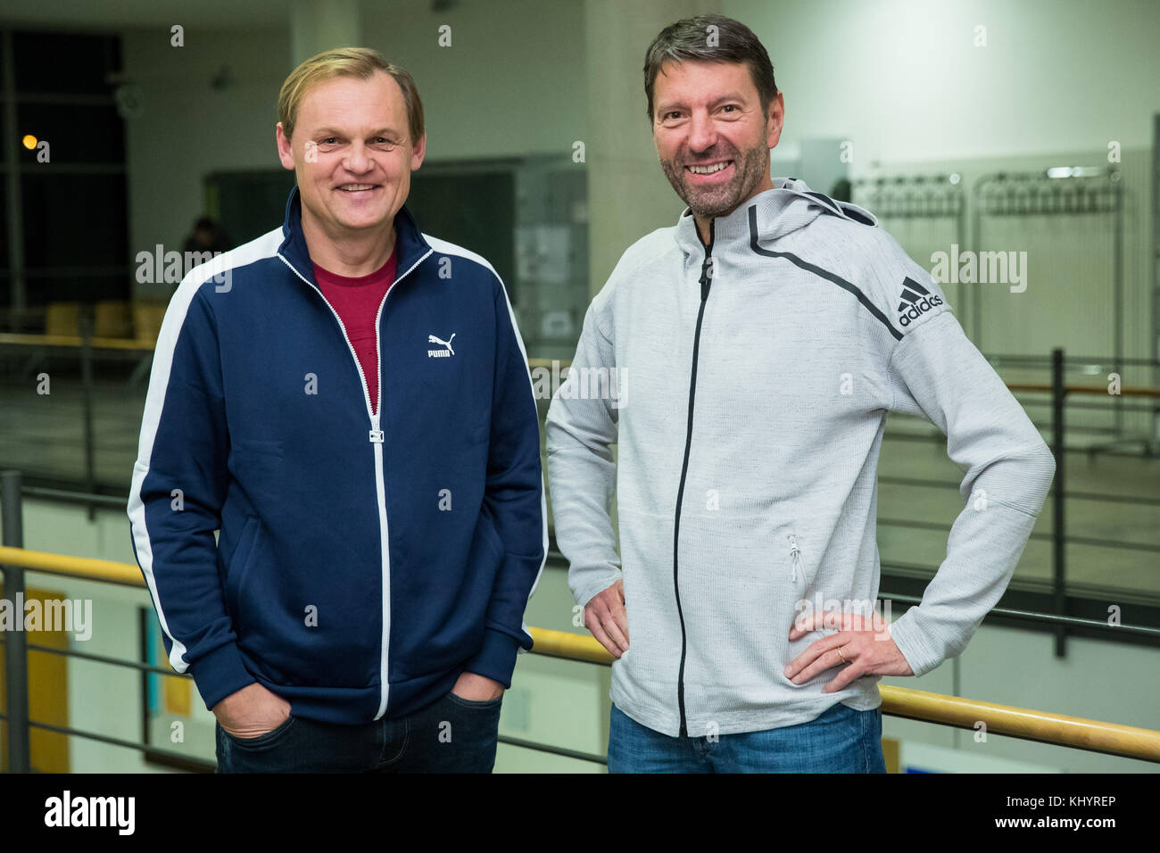 Nuremberg, Germany. 21st Nov, 2017. The CEOs of adidas, Kasper Rorsted (R),  and Puma, Bjoern Gulden, stand next to each other prior to a joint panel  discussion of the 'Nuremberg News' in