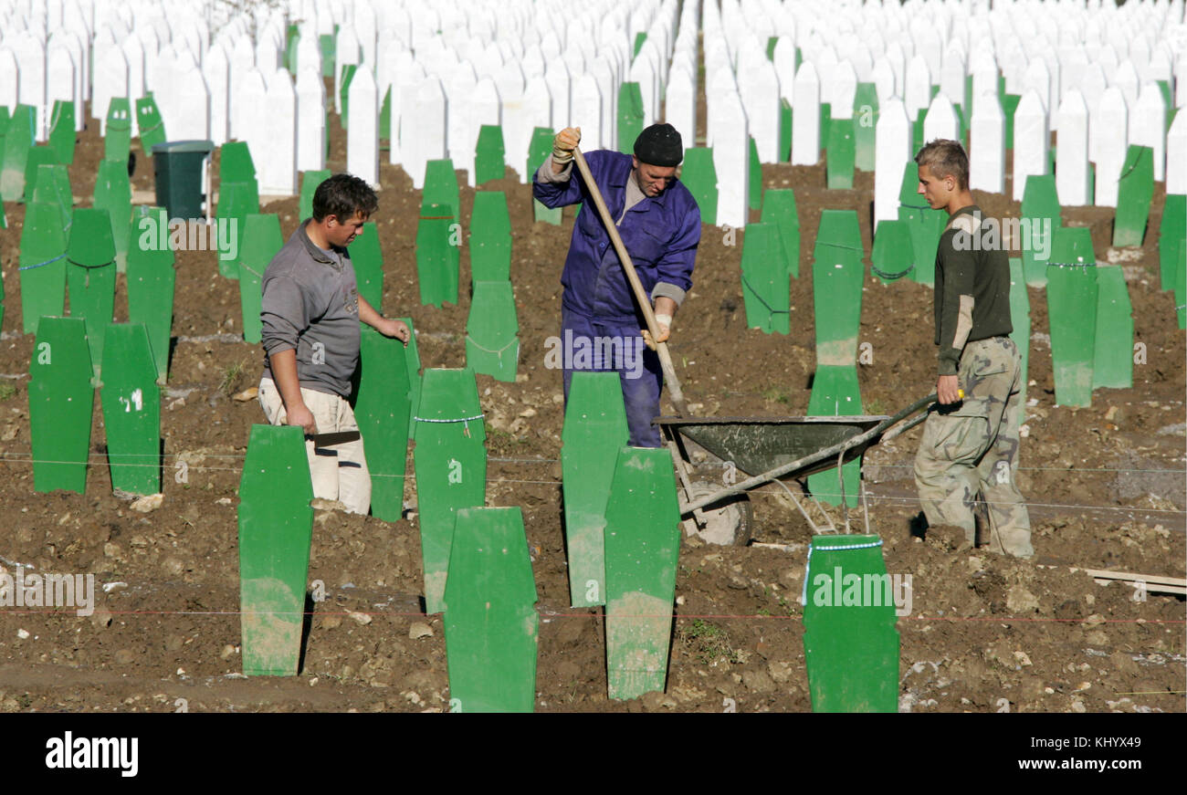 Men dig graves at the memorial site for the 8.000 murdered boys and men in Potocari near Srebrenica in Bosnia and Herzegovina, 15 Novemeber 2006. The city set the sad scene for a massacre in July 1995, when Bosnian Serbs under the commando of General Ratko Mladic invaded the city and slaughtered all male persons they could get hold of under the eyes of Dutch UN troops. Photo: Matthias Schrader | usage worldwide Stock Photo