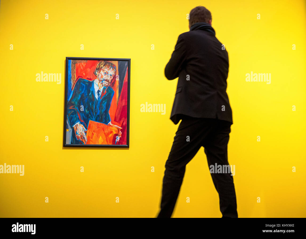 A man stands in front of the painting 'Maennerportrait' by Eberhard Dietzsch in the new exhibition 'Von Beckmann bis Jawlensky' at the State Museum in Schwerin, Germany, 22 November 2017. The art collector Frank Brabant, whose collection of around 600 works of modern art will be given to museums in Schwerin and Wiesbaden after his death, gives a foretaste to what can be expected of the heritage. Roughly 150 paintings from the collection of the 79-year-old, which he gathered since the 1960s, can be seen from 23 November 2017. Photo: Jens Büttner/dpa-Zentralbild/dpa Stock Photo
