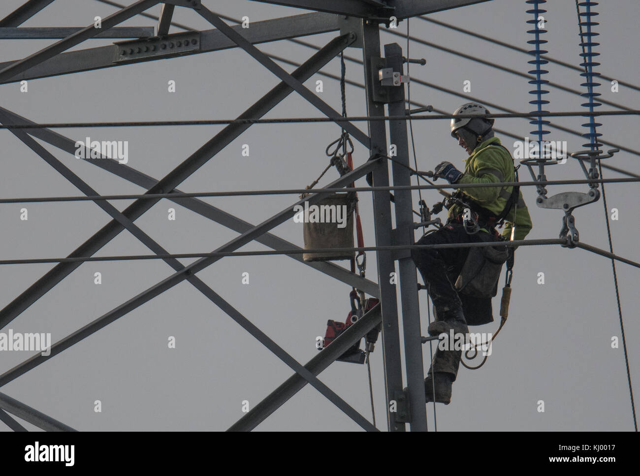 Frankfurt am Main, Germany. 22nd Nov, 2017. A technician works on a section of the transmission line near Frankfurt am Main, Germany, 22 November 2017. He climbed up the power pole in order to do maintenance work. Credit: Boris Roessler/dpa/Alamy Live News Stock Photo