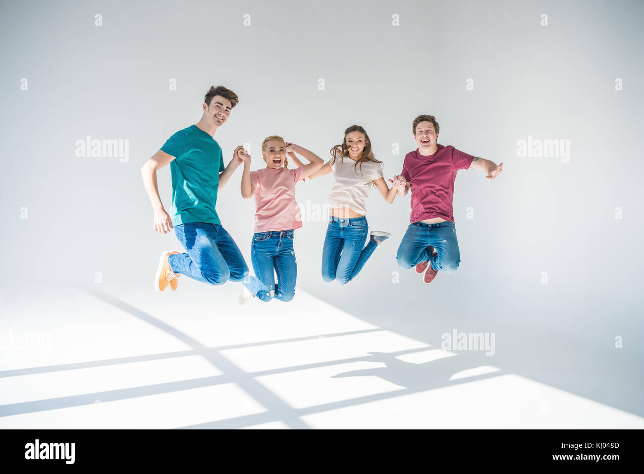 Все вместе прыжок. Девочка в прыжке. Будем вместе прыгать. Будем вместе прыгать. Девочка скачет на мальчике.