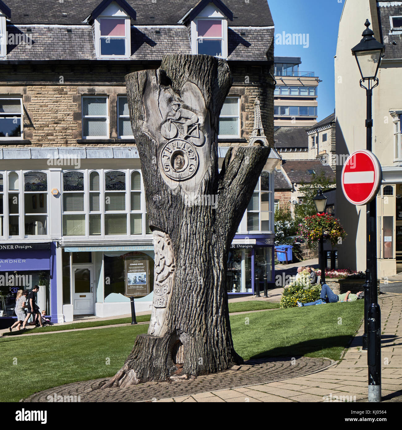 England, NorthYorkshire, Harrogate, spa town, Montpellier Quarter; trong of tree sculpture;  Has the memory of the tour de france juillet 56 Stock Photo