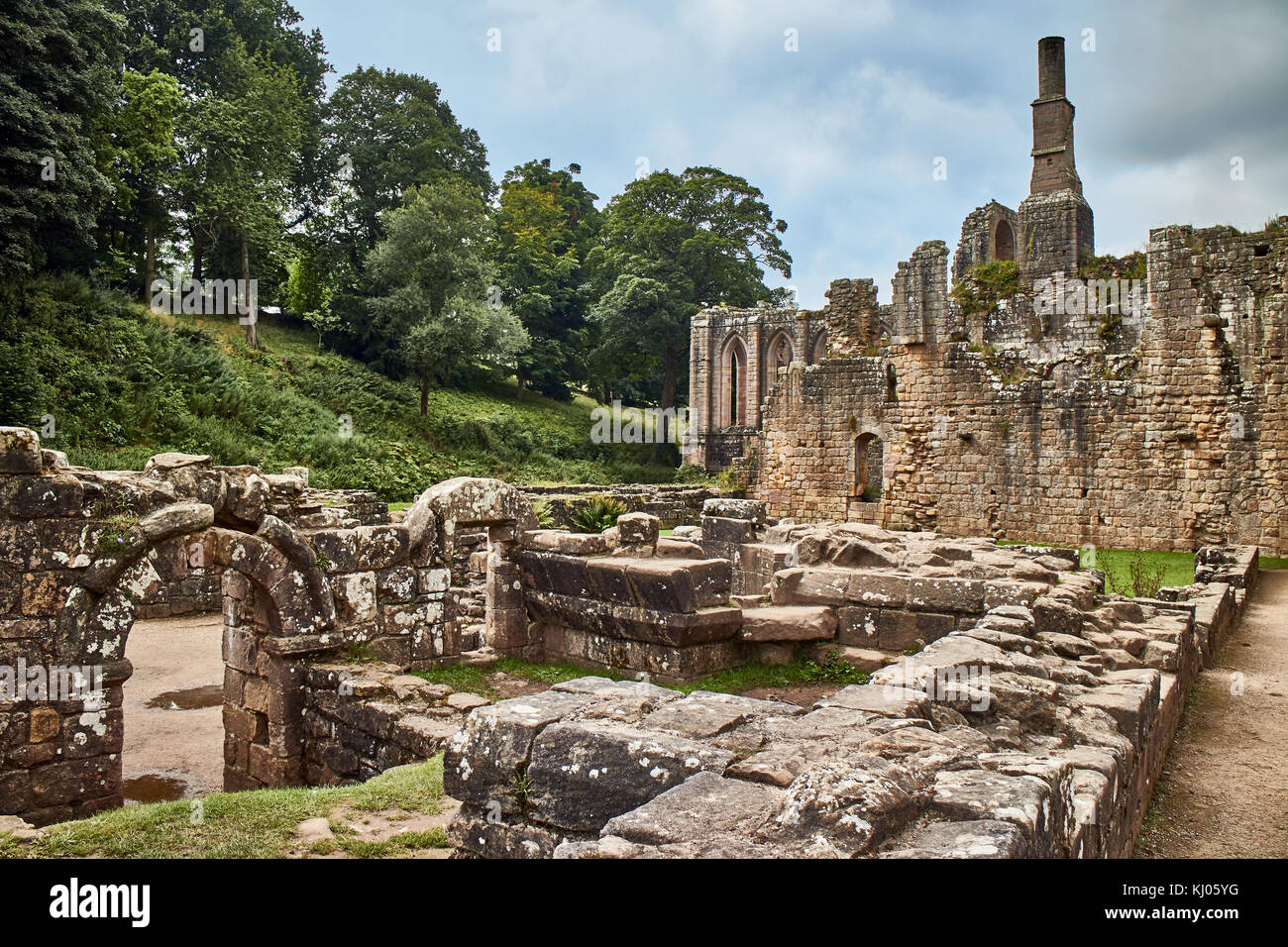 England, NorthYorkshire; the ruins of the 12th century Cistercian Abbey known as Fountains Abbey, one of the finest examples of monastic architecture in the world. The tower by Abbot Huby, (1495-1526), still dominates the valley landscape. Together with its surrounding 800 acres of 18th century landscaped parkland, Fountains Abbey has been designated a UNESCO World Heritage Site. North Yorkshire, England, UK. Ca. 1995. | Location: near Ripon, Yorkshire, England, UK. Stock Photo