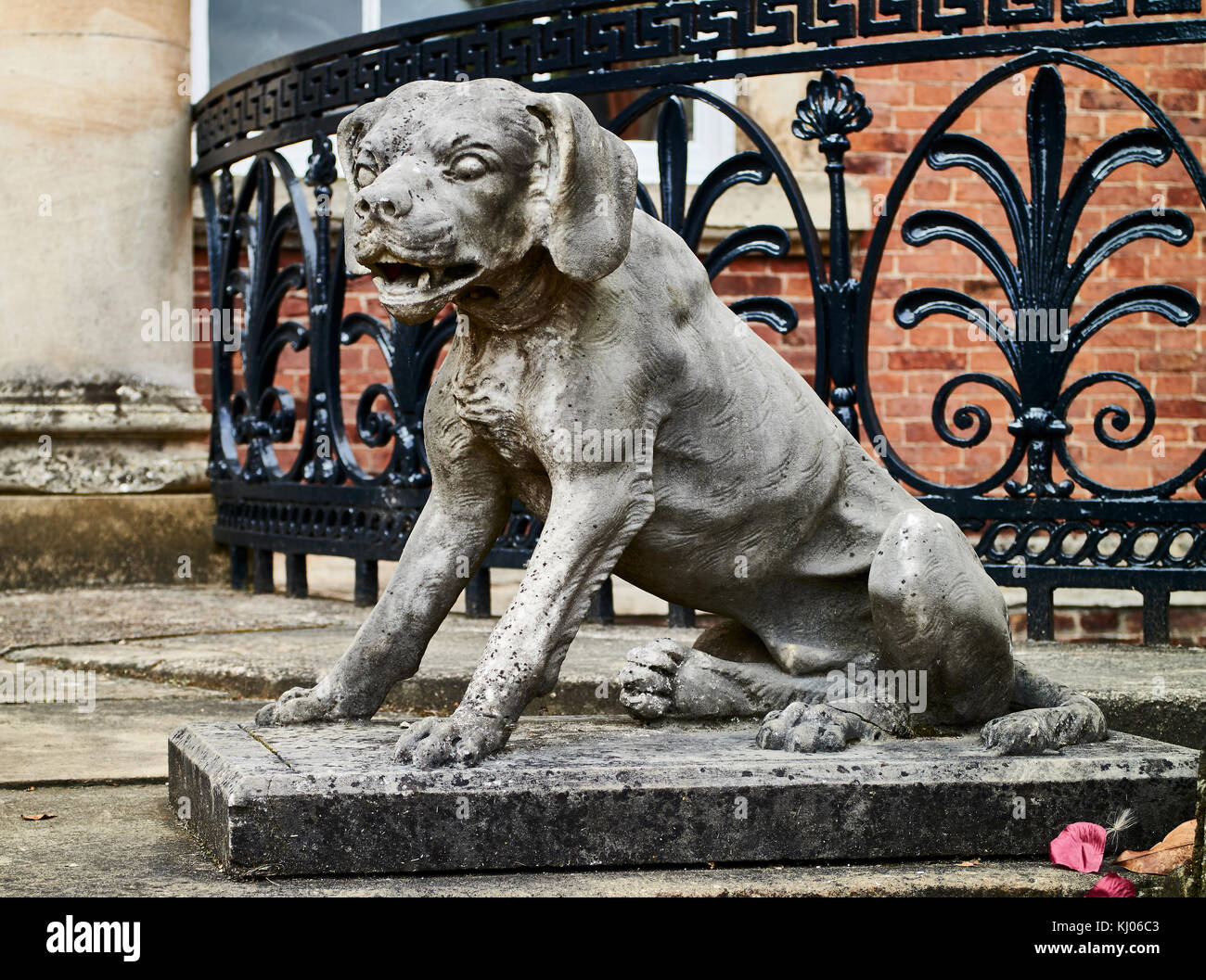 England, NorthYorkshire,Ripon area, Dog sculpture symbolically guarding entrance to  Newby Hall & Gardens Stock Photo