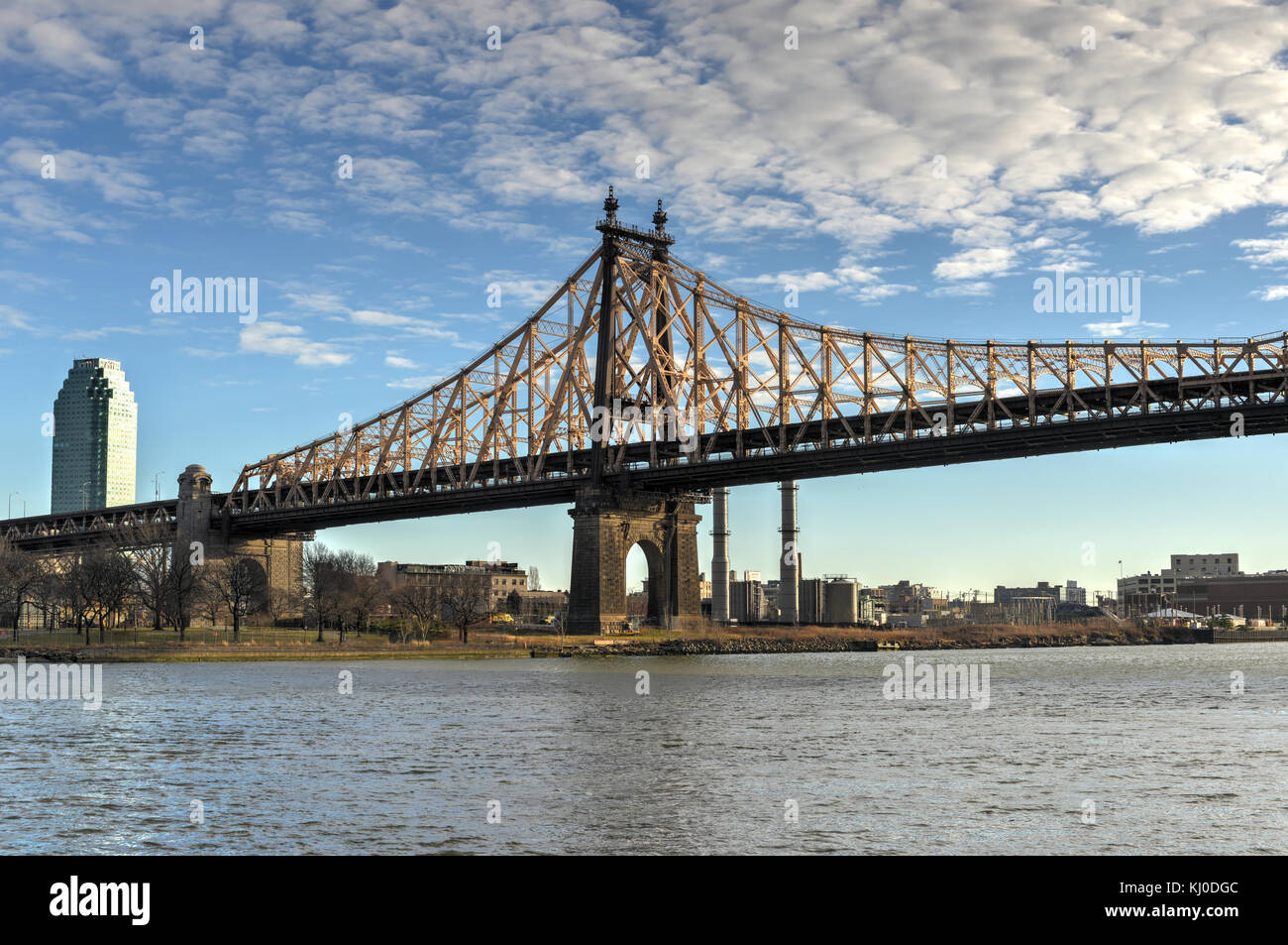 The Roosevelt Island Bridge is a lift bridge that connects Roosevelt