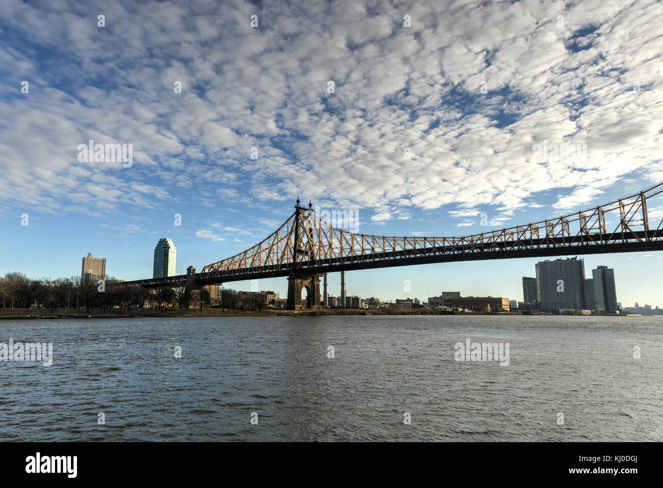The Roosevelt Island Bridge is a lift bridge that connects Roosevelt