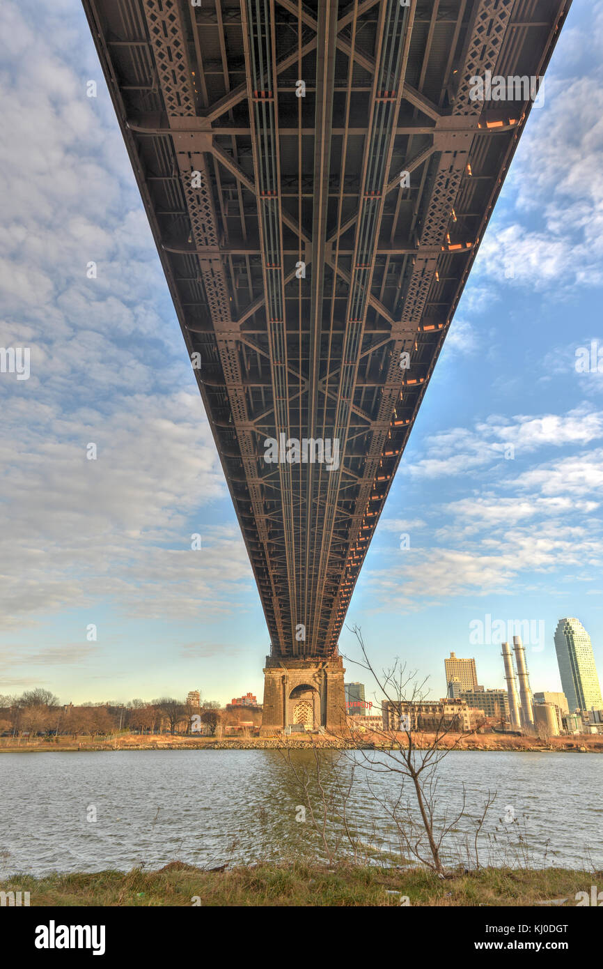 The Roosevelt Island Bridge is a lift bridge that connects Roosevelt