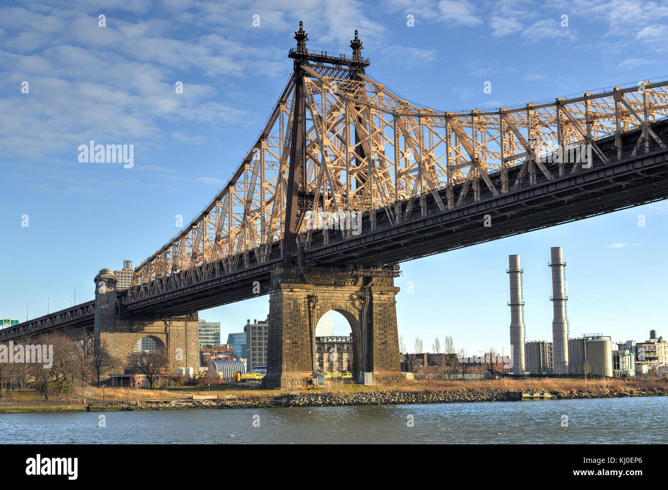 The Roosevelt Island Bridge is a lift bridge that connects Roosevelt