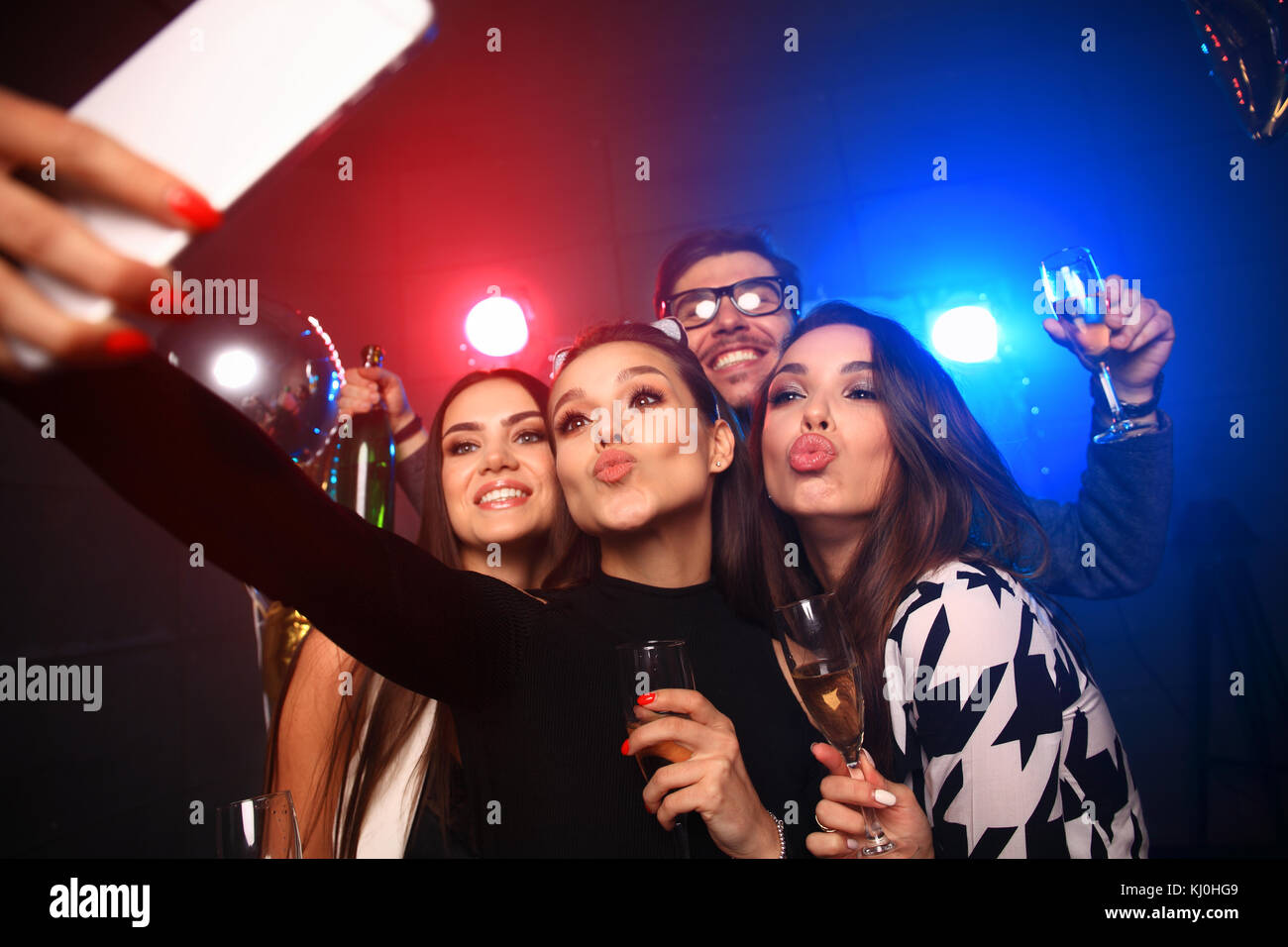 Selfie club. Девушка в клубе селфи. Селфи на вечеринке. Селфи с тусовки. Селфи в ночном клубе.