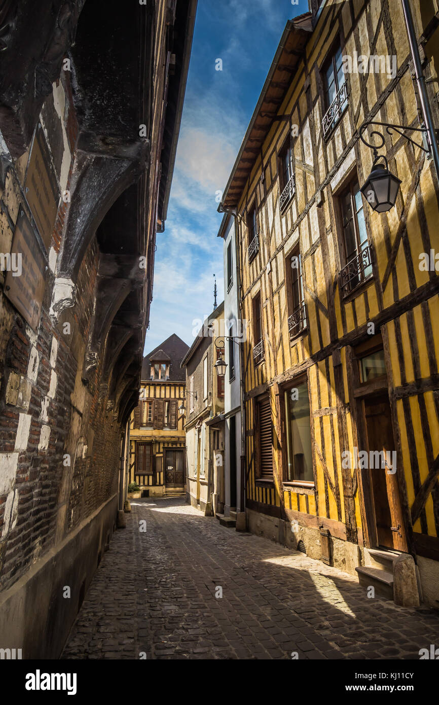 Tudor architecture hi-res stock photography and images - Alamy