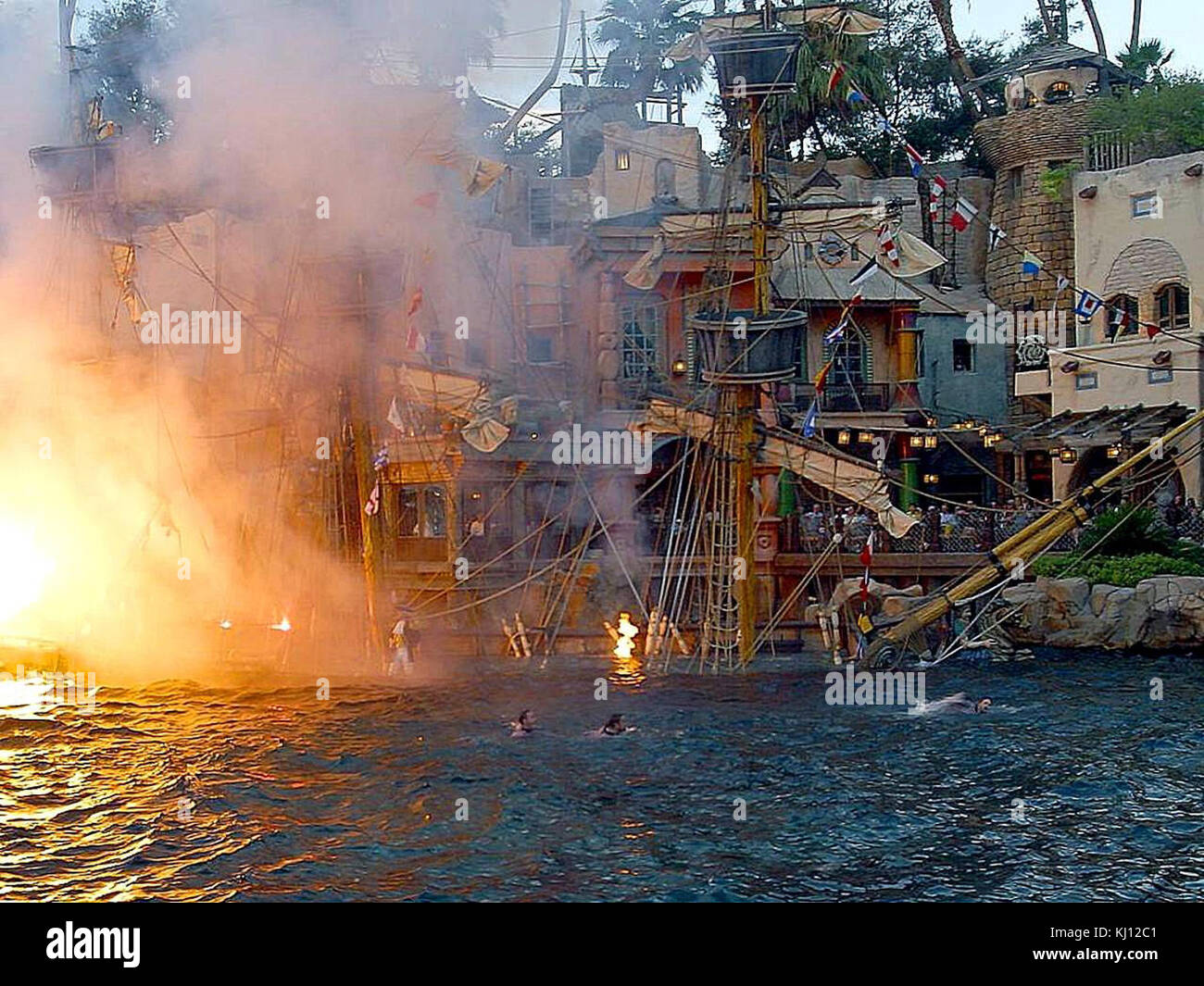 Pirate ships battle hi-res stock photography and images - Alamy, image size:1300x1065