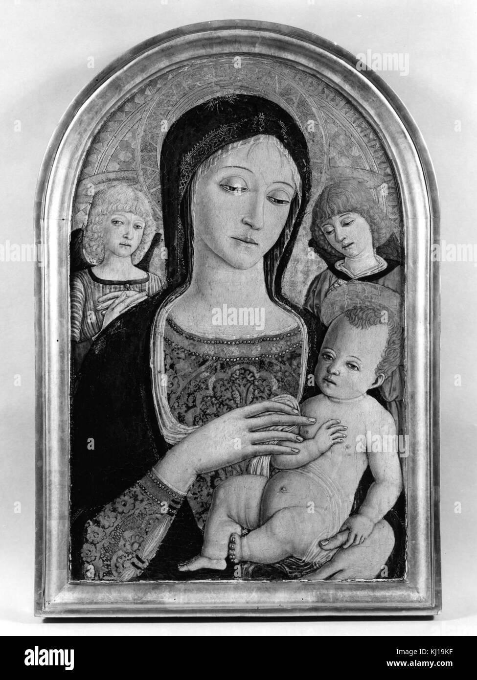 Madonna and child with two angels Black and White Stock Photos & Images ...
