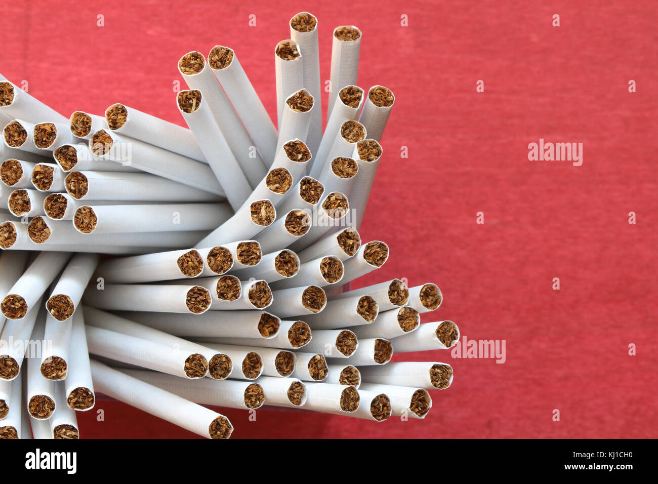 Cracked cigarettes hires stock photography and images Alamy