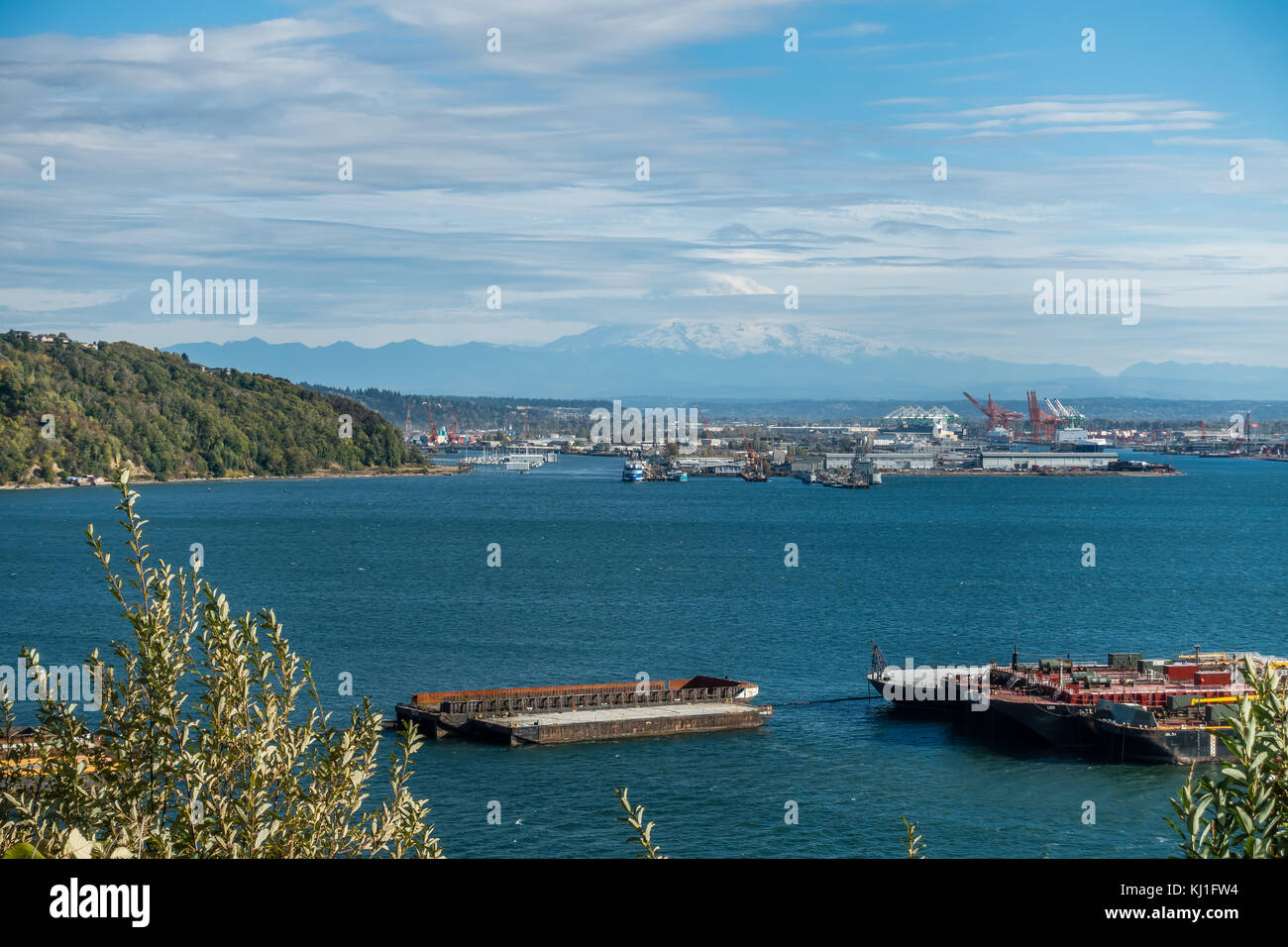 A view of the Port of Tacoma and Mount Rainier Stock Photo - Alamy
