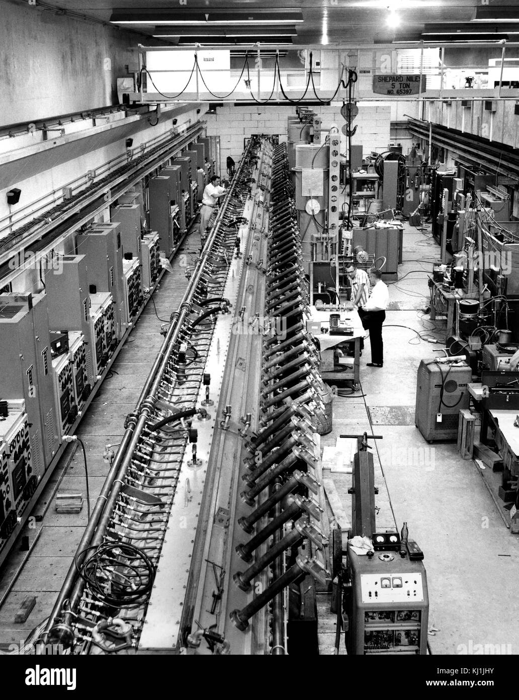 Photograph of the liner accelerator (linac) tank and auxiliary equipment. Dated 20th Century Stock Photo