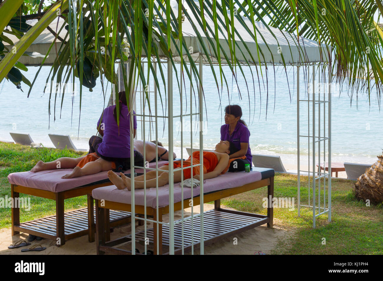 Massage on the beach hi-res stock photography and images - Alamy