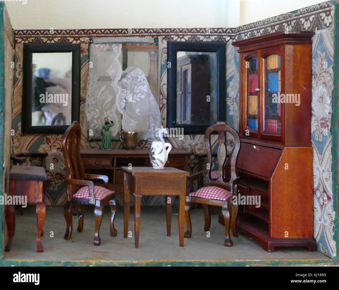 Dolls house furniture hires stock photography and images Alamy