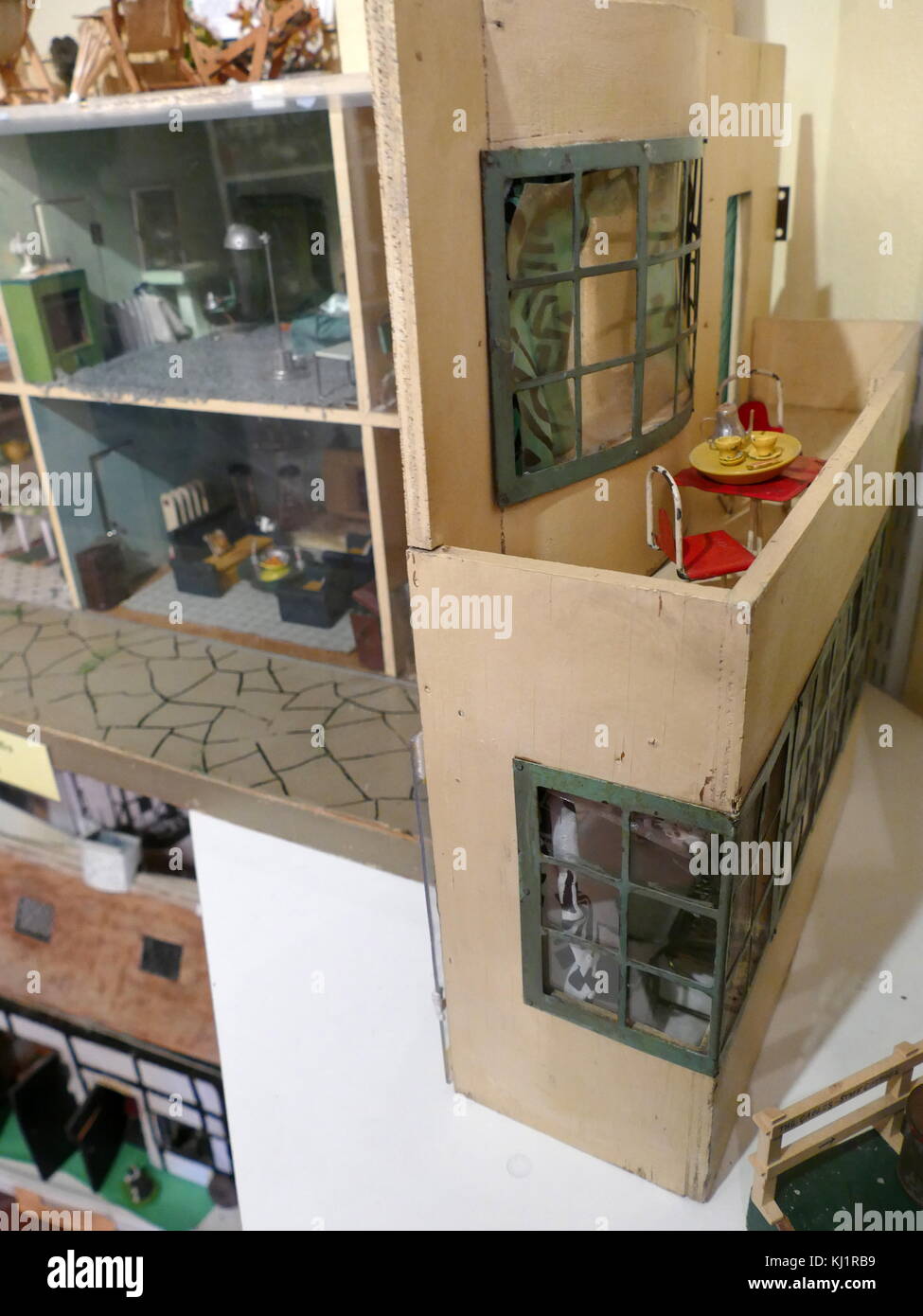 Art deco dollhouse 2025