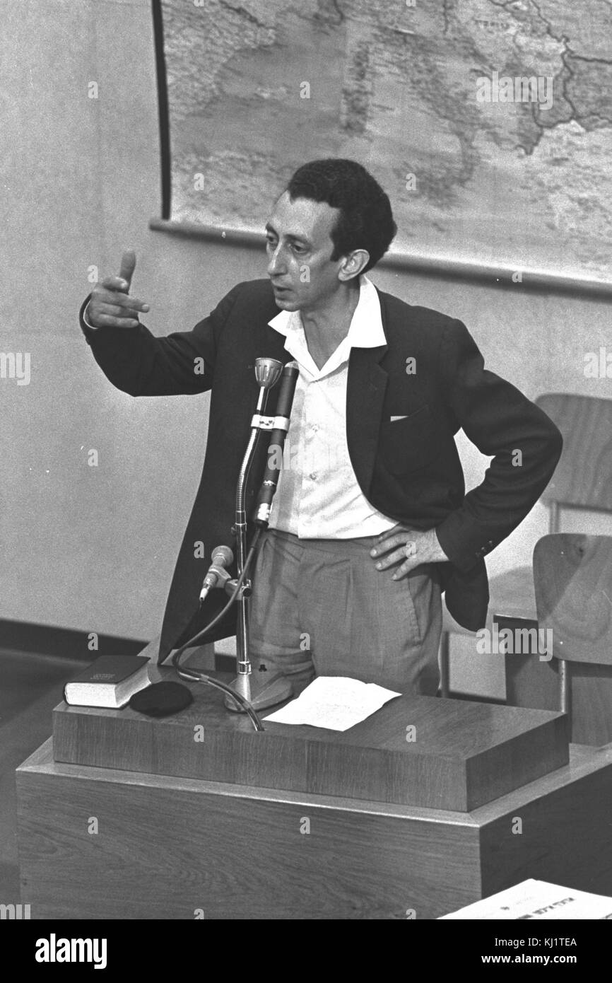 Abba Kovner (1918 – 1987) Jewish Hebrew poet, writer and partisan leader as a witness at the Adolf Eichmann trial in Jerusalem, 1961. He became one of the great poets of modern Israel. in 1940, Vilnius was given to Lithuania after Nazi Germany and the Soviet Union invaded and divided Poland. After occupation established the Vilna Ghetto. Kovner managed to escape .From September 1943 until the arrival of the Soviet army in July 1944, Kovner, commanded a partisan group called the Avengers ('Nokmim') in the forests near Vilna Abba Kovner testifying at the trial of Adolf Eichmann Stock Photo