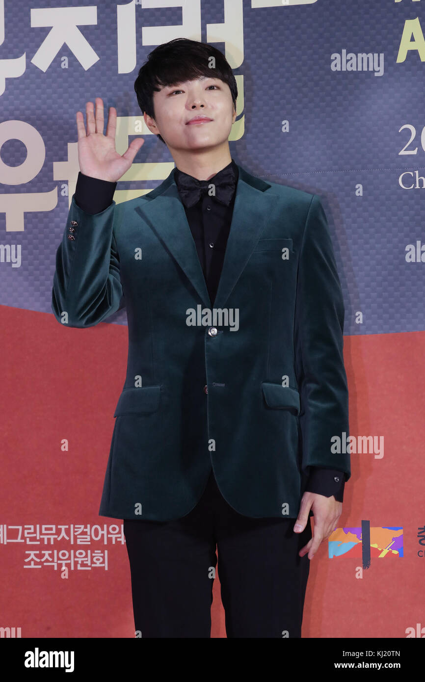 21st Nov, 2017. S. Korean actor Park Si-hwan South Korean actor Park Si-hwan  poses for a photo during the 6th Yegreen Musical Award in Seoul on Nov. 20,  2017. Credit: Yonhap/Newcom/Alamy Live