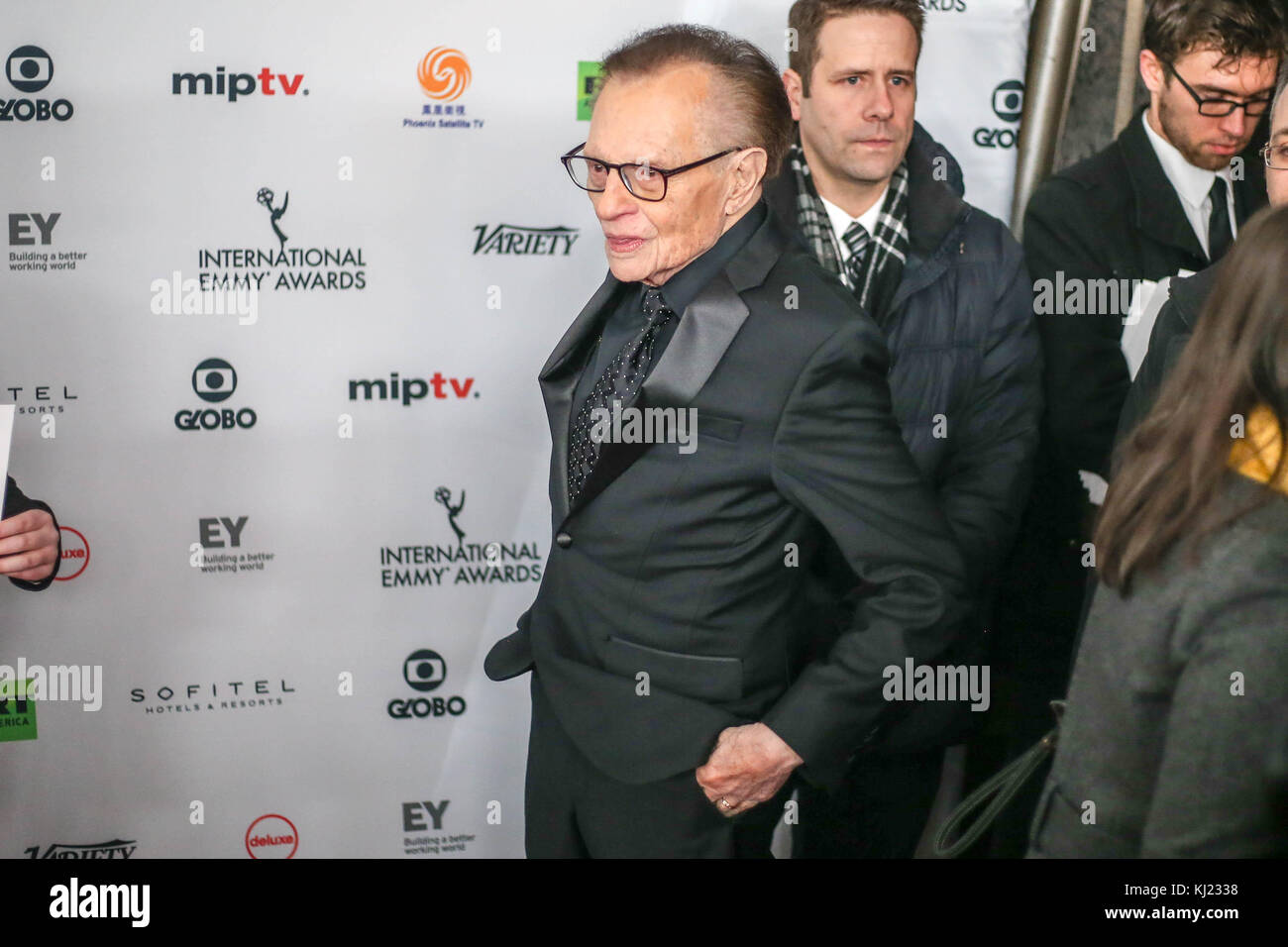 New York, USA. 20th November, 2017. Larry King during the 45th International Emmy awards gala in New York city on November 20, 2017. The International Emmy Award is an award ceremony bestowed by the International Academy of Television Arts and Sciences in recognition to the best television programs initially produced and aired outside the United States.   (PHOTO: WILLIAM VOLCOV/BRAZIL PHOTO PRESS) Stock Photo
