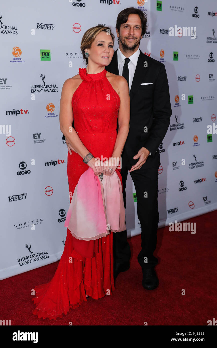 Best Actress Nominee Adriana Esteves and husband Vladimir Brichta walks
