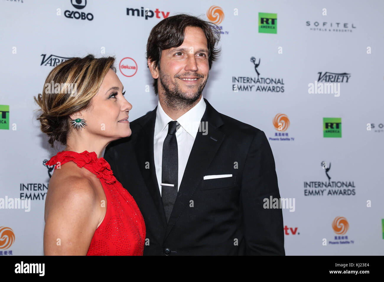 Best Actress Nominee Adriana Esteves and husband Vladimir Brichta walks