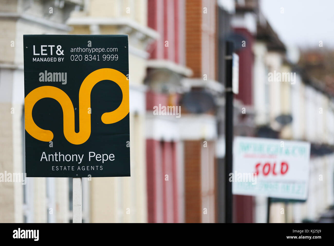 North London. UK 21 Nov 2017 - An estate agents' 'To Let' marketing boards outside a North London property as Britain's Chancellor of the Exchequer Philip Hammond is expected to announce plans to build 300,000 homes every year, in his autumn budget on Wednesday, 22 November 2017. It has been reported in the Sunday Times newspaper that Philip Hammond will do 'whatever it takes' to meet this target. Stock Photo