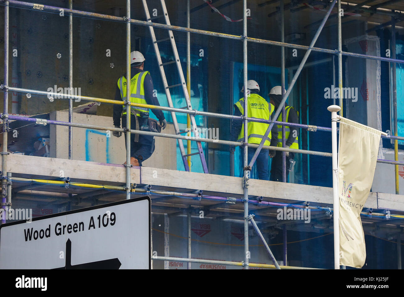 North London. UK 21 Nov 2017 - Construction workers on a new housing estate, with properties available for purchase in North London property as Britain's Chancellor of the Exchequer Philip Hammond is expected to announce plans to build 300,000 homes every year, in his autumn budget on Wednesday, 22 November 2017. It has been reported in the Sunday Times newspaper that Philip Hammond will do 'whatever it takes' to meet this target. Stock Photo