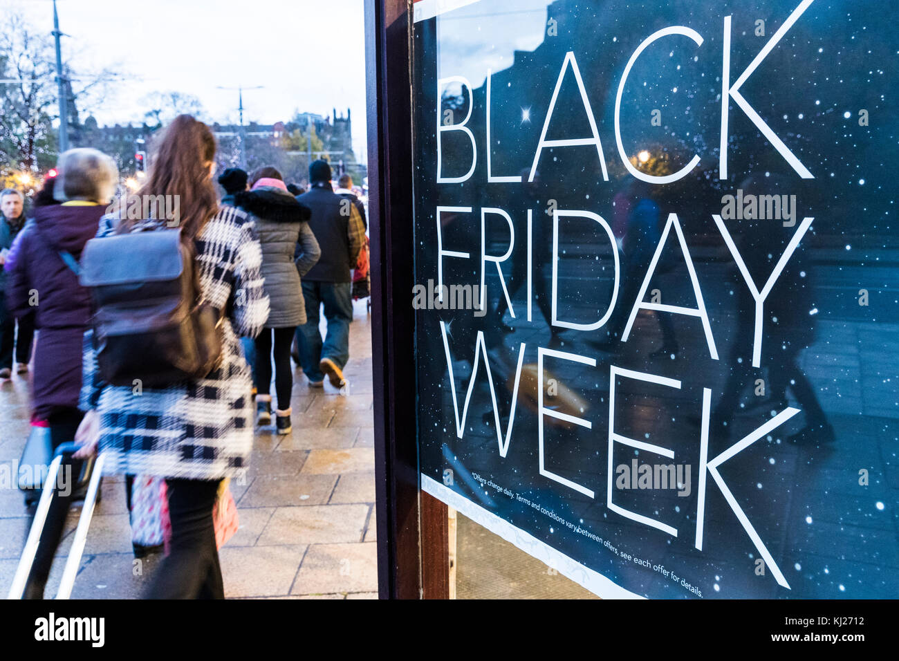Black friday shoppers us hi-res stock photography and images - Alamy