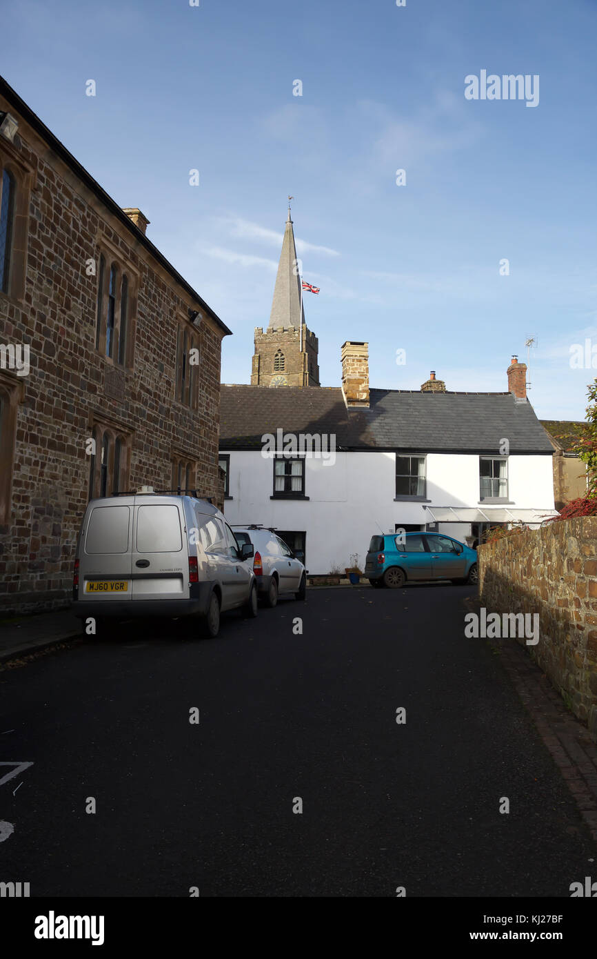 Hatherleigh, UK. 21st Nov, 2017. Blue skies over Hatherleigh in Devon