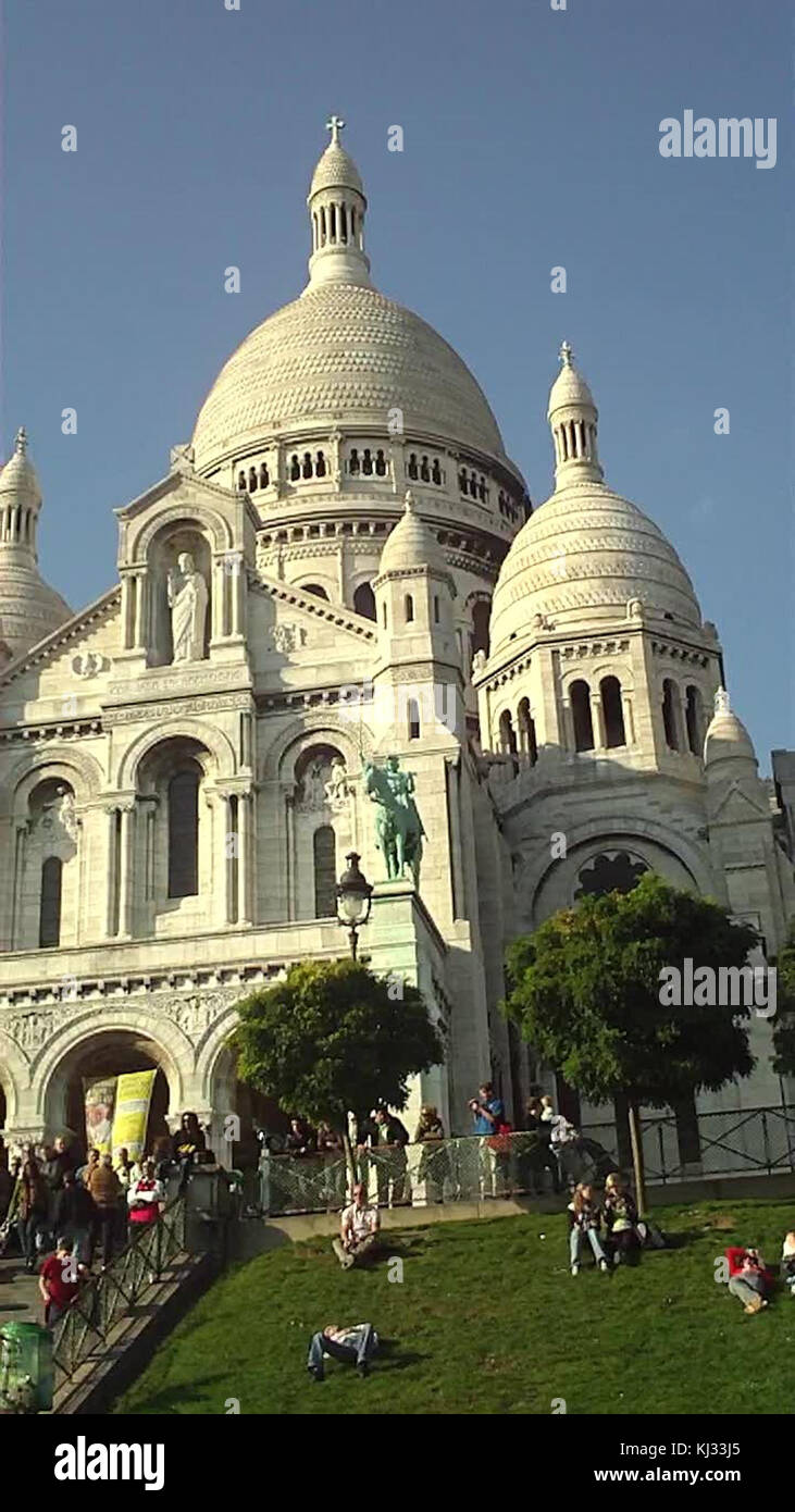 The white church Sacre Coeur at the Montmartre hill in northern Paris ...