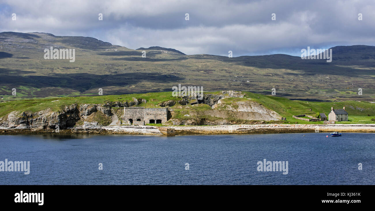 The old Ferry House and lime kilns at Ard Neakie in Loch Eriboll, Scottish Highlands, Sutherland, Scotland, UK Stock Photo