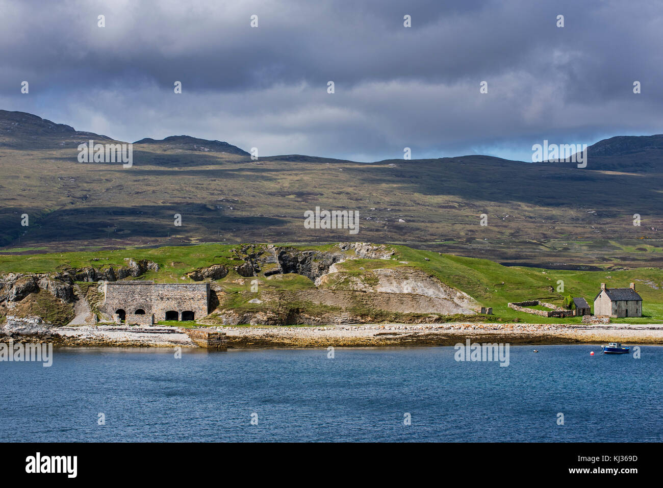 The old Ferry House and lime kilns at Ard Neakie in Loch Eriboll, Scottish Highlands, Sutherland, Scotland, UK Stock Photo