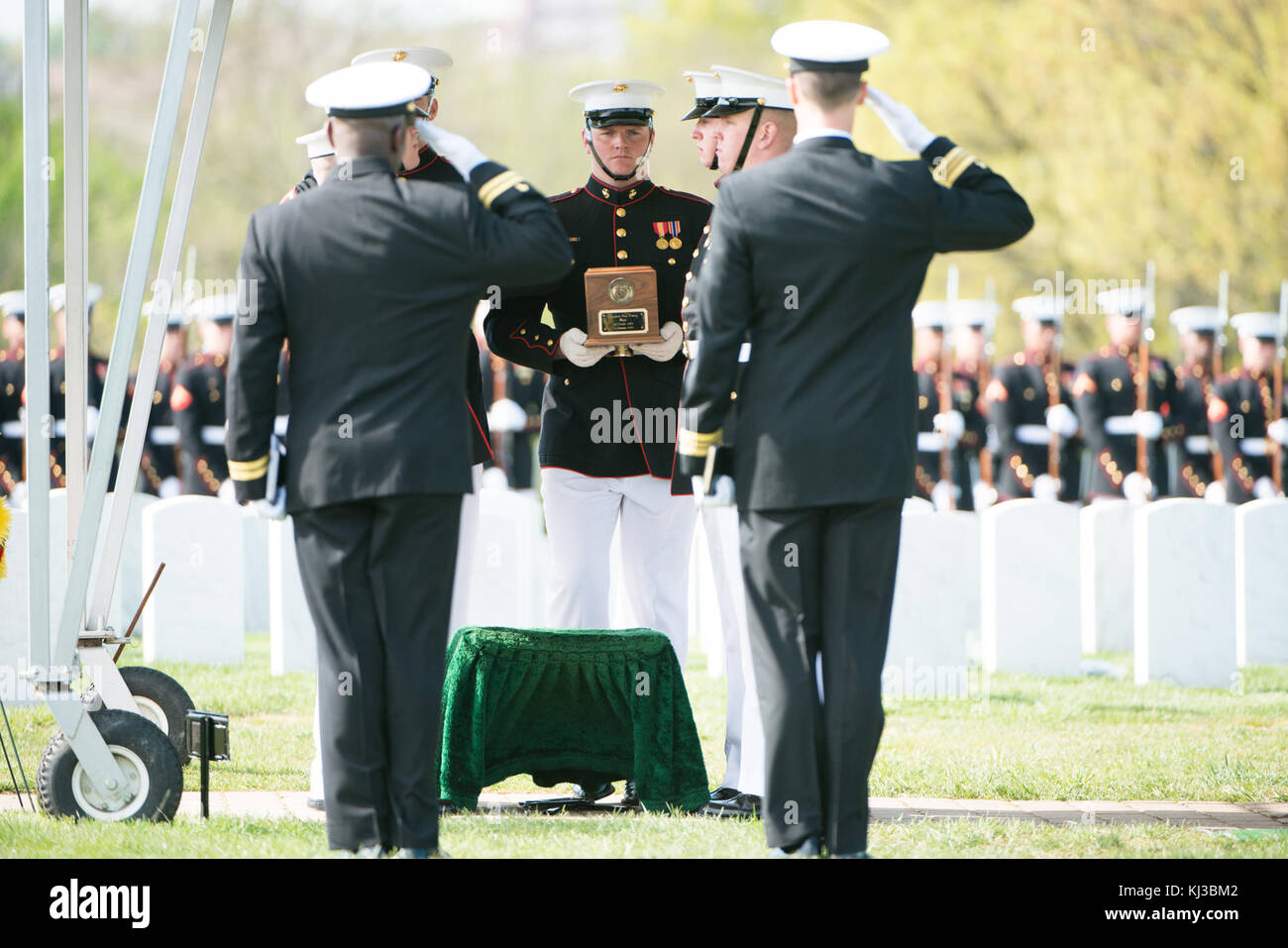 U.S. Sailors and U.S. Marines from Marine Barracks Washington (8th and I) participate in the graveside service for U.S. Marine Corps Maj. Elizabeth Kealey Section 71 of Arlington National Cemetery (16669704994) Stock Photo