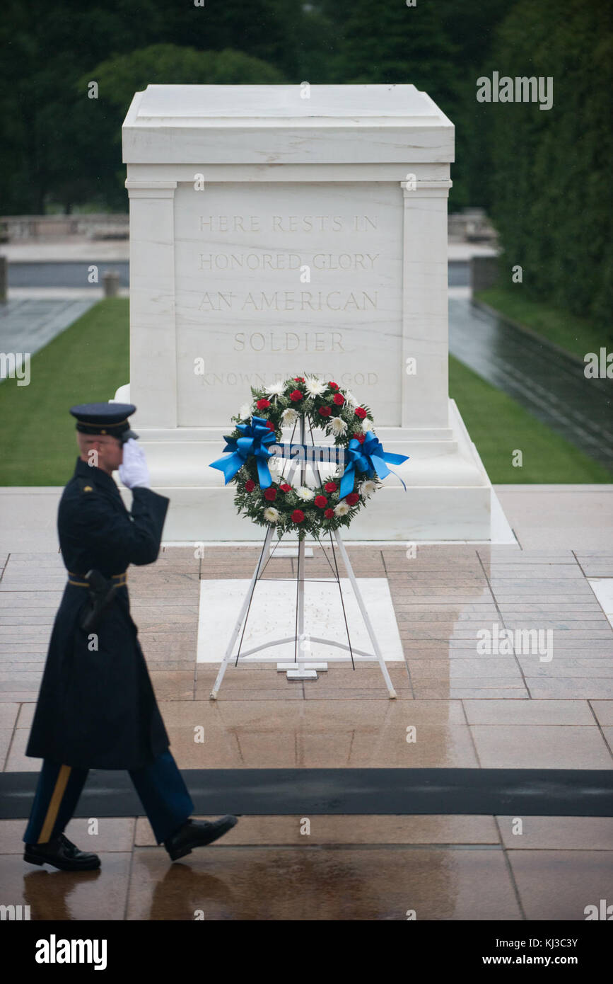 The Sophomore Class of the 114th Congress lays a wreath at the Tomb of the Unknown Soldier in Arlington National Cemetery (17318430403) Stock Photo