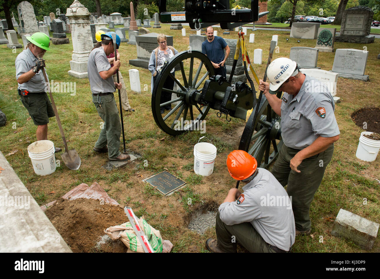 Cannon and carriage reinstalled at the gravesite of Maj. Gen. Wallace Fitz Randolph in Arlington National Cemetery (21843688225) Stock Photo
