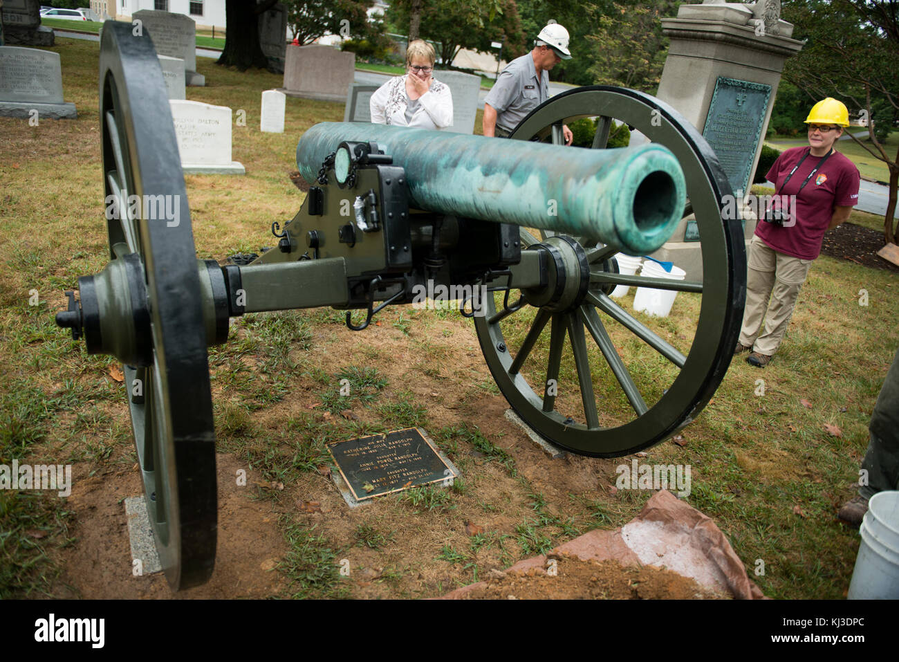 Cannon and carriage reinstalled at the gravesite of Maj. Gen. Wallace Fitz Randolph in Arlington National Cemetery (21222592603) Stock Photo