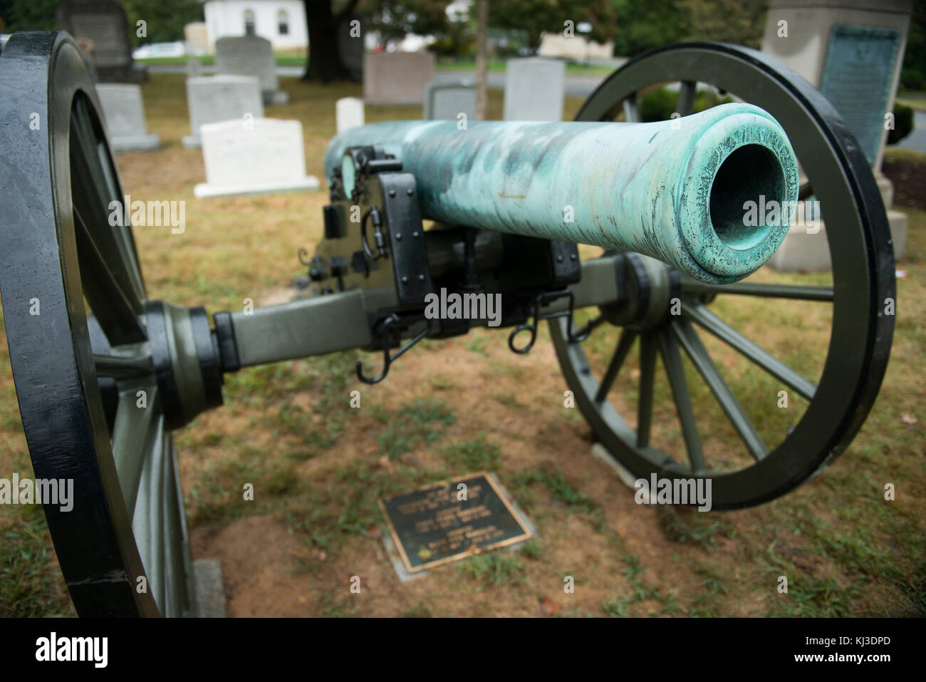 Cannon and carriage reinstalled at the gravesite of Maj. Gen. Wallace Fitz Randolph in Arlington National Cemetery (21853231391) Stock Photo