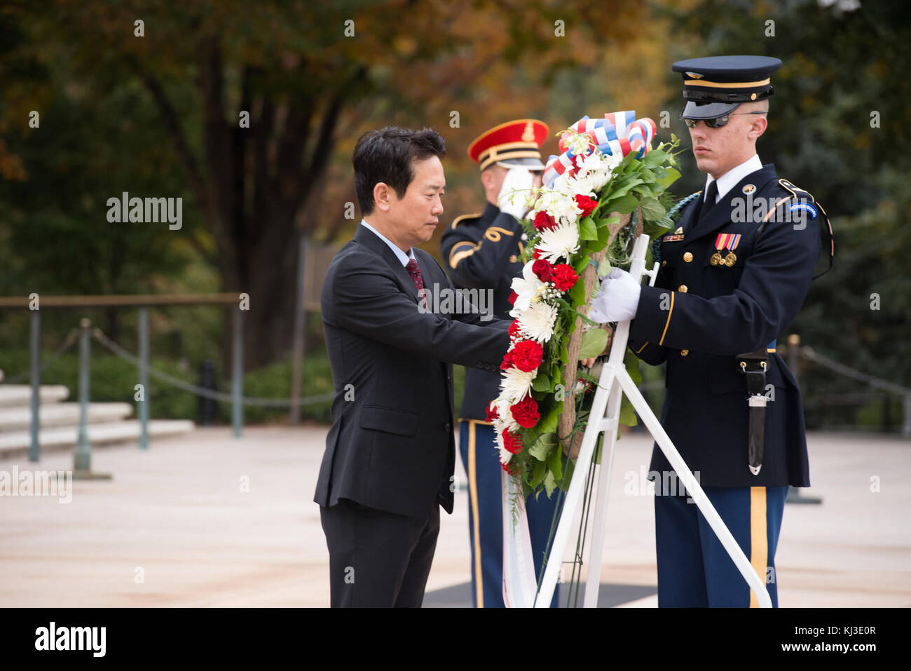 Gyeonggi Province Governor laid a wreath at the Tomb of the Unknown Soldier in Arlington National Cemetery (22333916479) Stock Photo