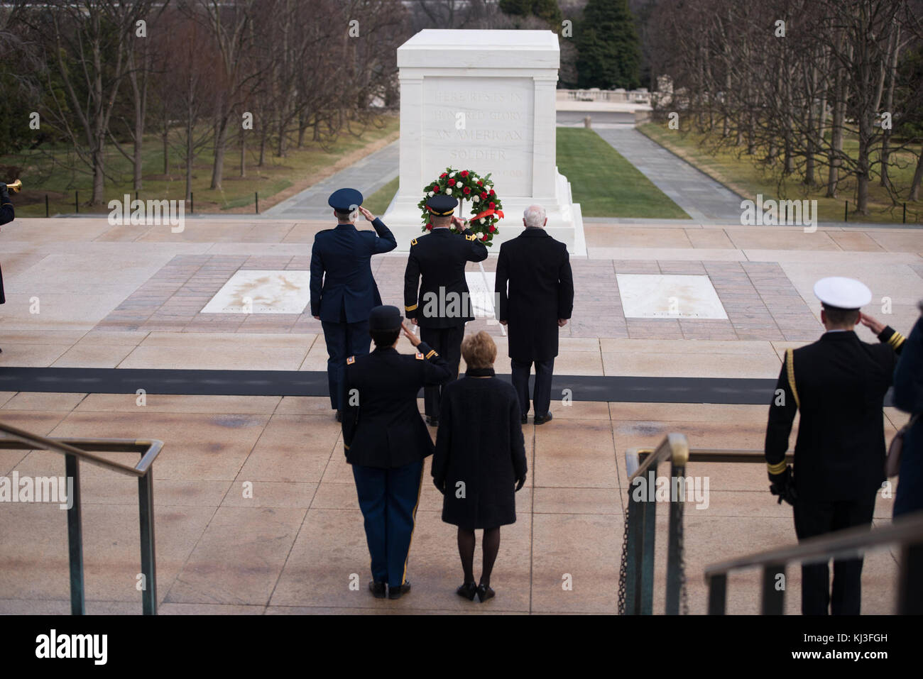 Governor General of Canada lays a wreath at the Tomb of the Unknown Soldier and the Canadian Cross of Sacrifice at Arlington National Cemetery (24317429393) Stock Photo