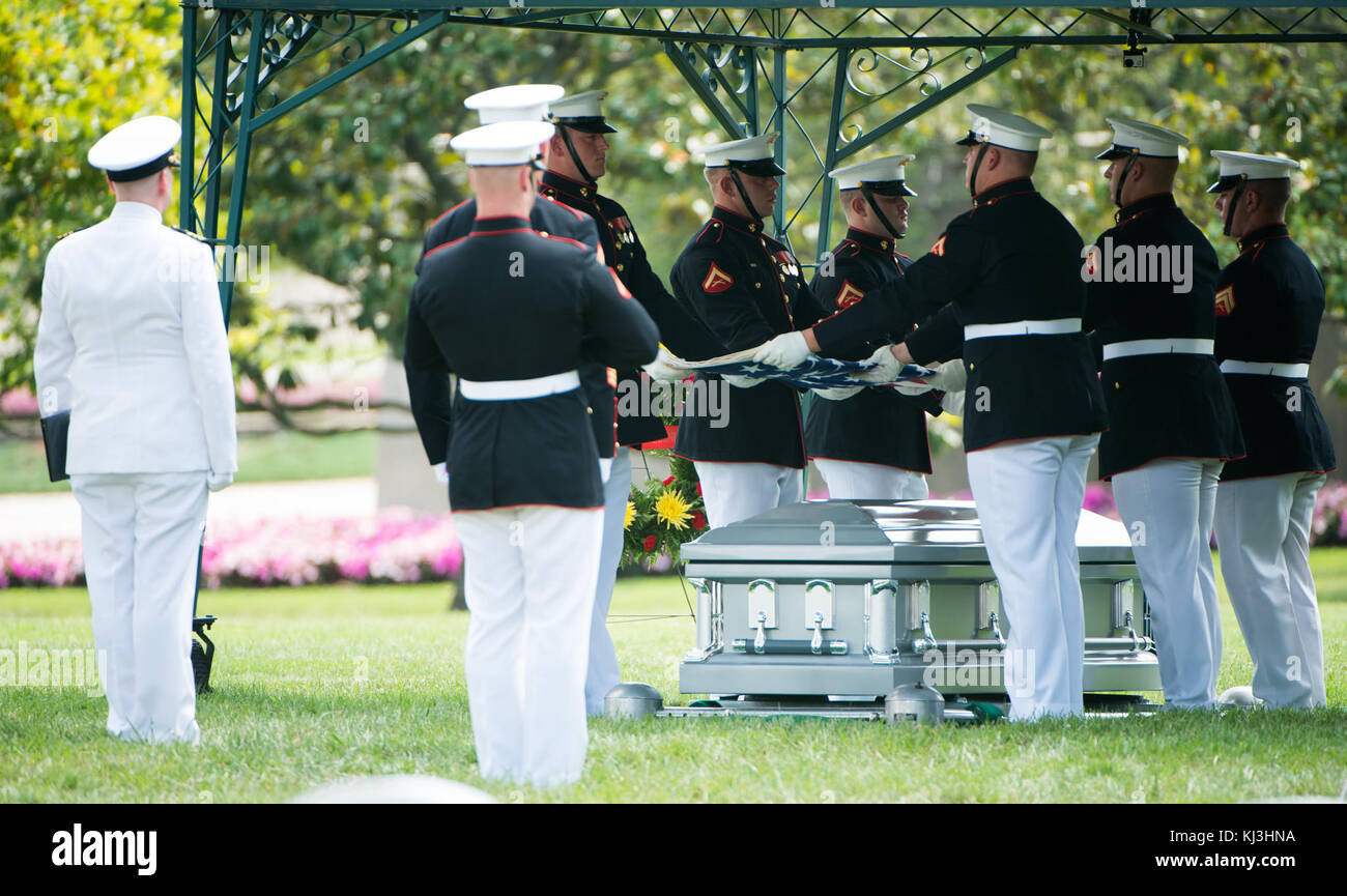 Graveside service for U.S. Marine Corps Pvt. Robert Carter Jr. in Arlington National Cemetery (27672452983) Stock Photo