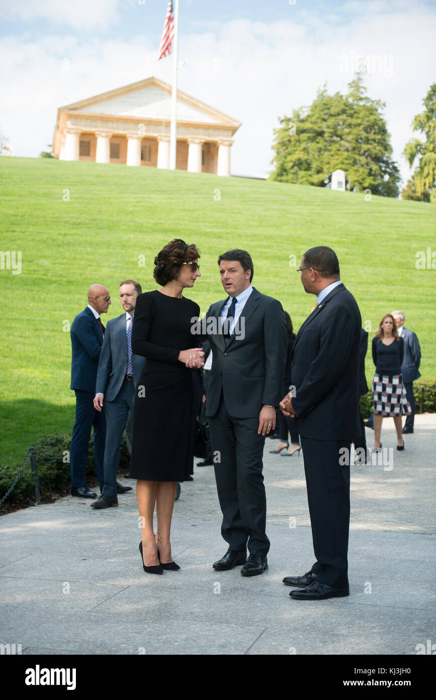 Prime Minister of Italy Matteo Renzi visits Arlington National Cemetery (30317647342) Stock Photo