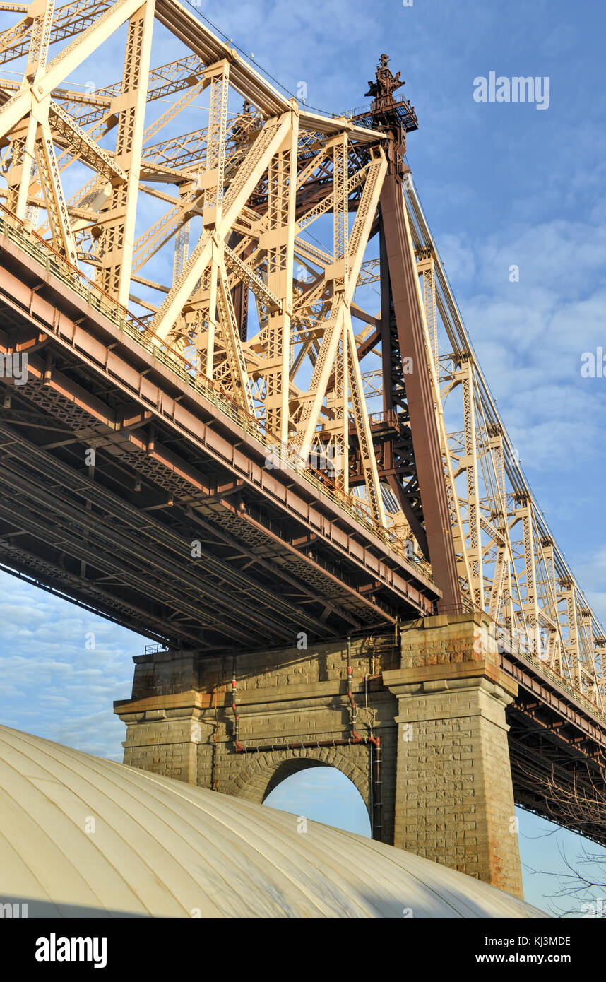 The Roosevelt Island Bridge is a lift bridge that connects Roosevelt