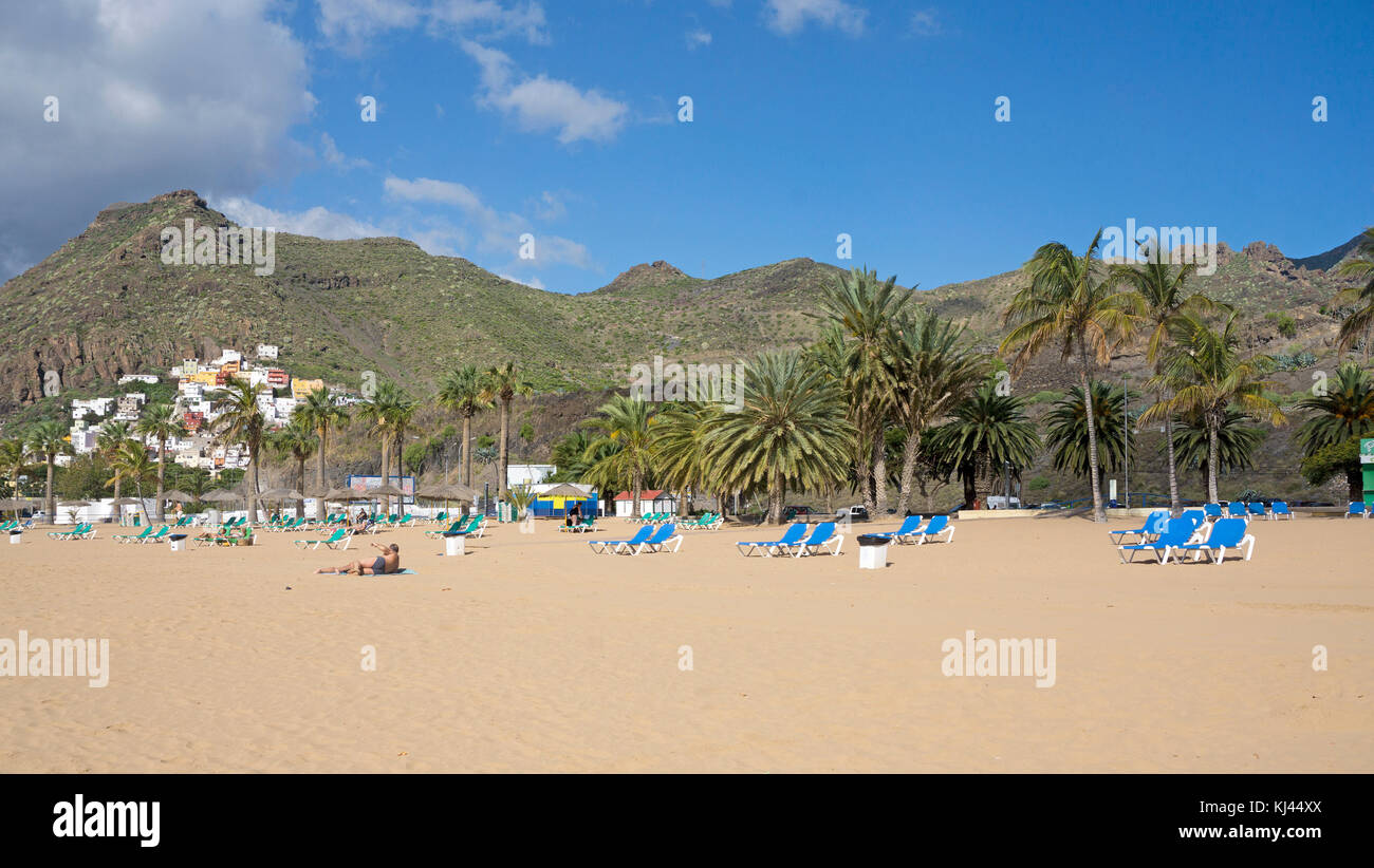 Playa Teresitas bei San Andres, schoenster und beruehmtester Strand auf Teneriffa, wurde in den 70-ziger Jahren mit hellgelben Sand aus der Sahara kue Stock Photo