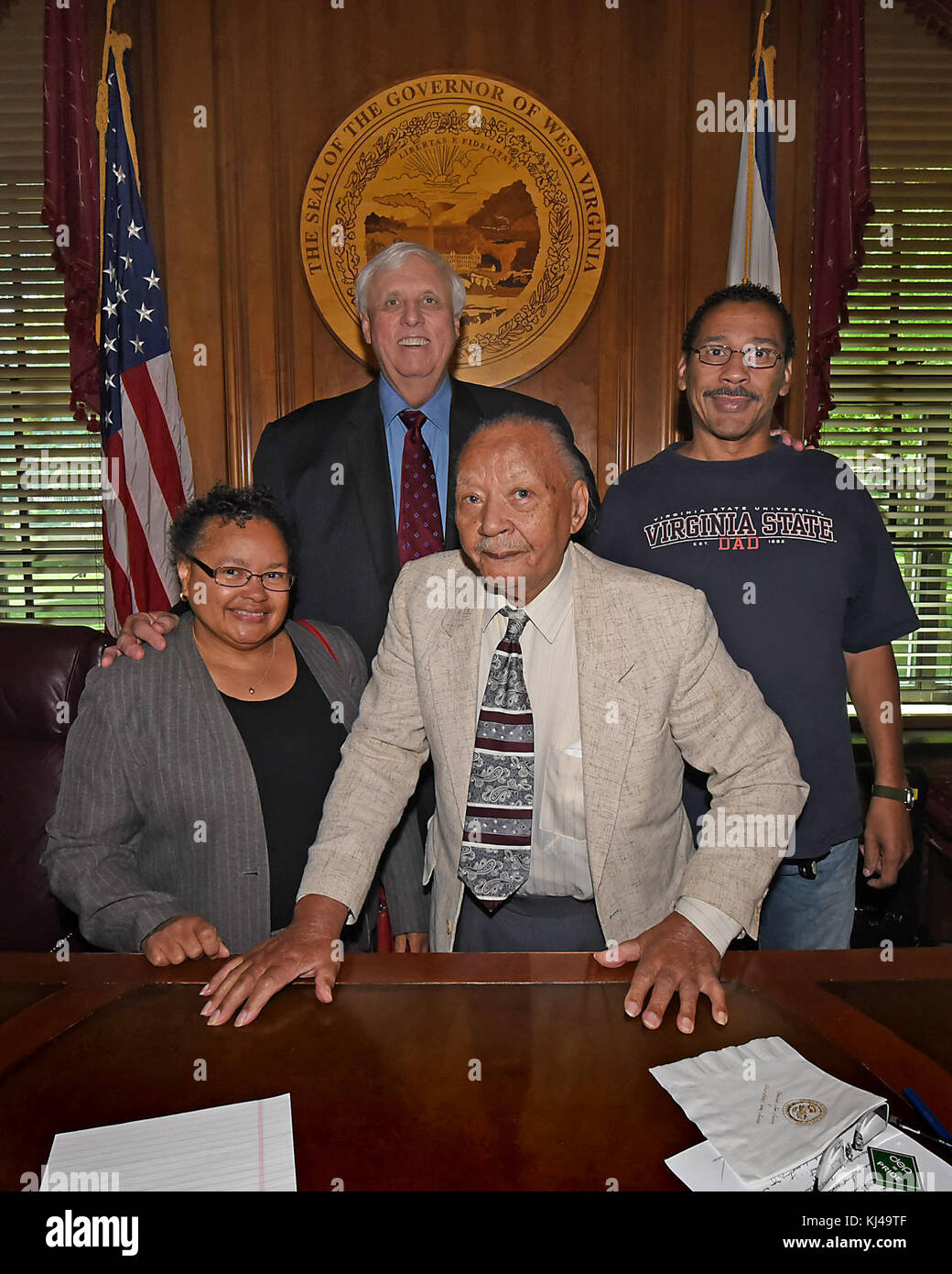 Jim Justice DSC 4742 102-year-old man with family (34281610201 Stock