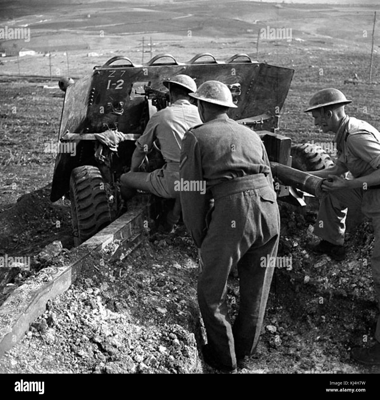 17 pounder Italy 1943 A213693-v6 Stock Photo