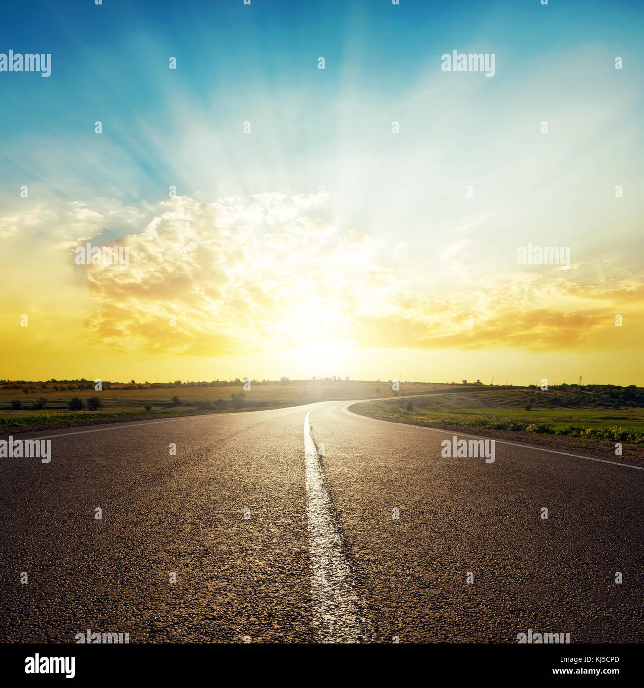 asphalt road to horizon and sunset in clouds Stock Photo - Alamy